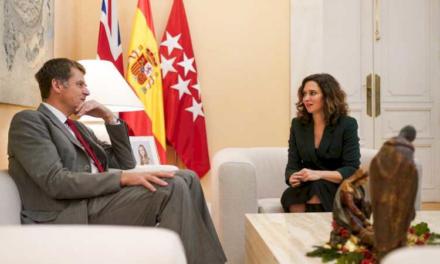 Díaz Ayuso se întâlnește cu ambasadorul Regatului Unit în Spania pentru a consolida relațiile politice și comerciale
