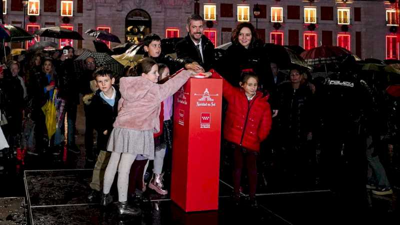 Díaz Ayuso inaugurează spectacolul audiovizual de Crăciun al Real Casa de Correos