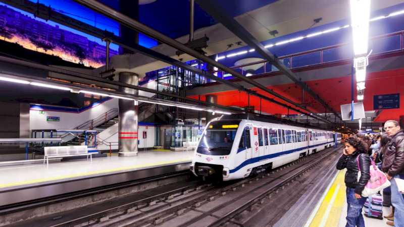 Comunitatea Madrid instalează dispozitive de avertizare acustică și luminoasă pe toate trenurile de metrou pentru a îmbunătăți accesibilitatea