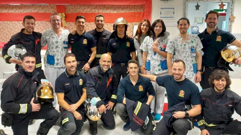 Copiii internați la Spitalul Henares primesc vizita de la pompierii din Comunitatea Madrid din Parcul Coslada
