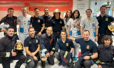 Copiii internați la Spitalul Henares primesc vizita de la pompierii din Comunitatea Madrid din Parcul Coslada