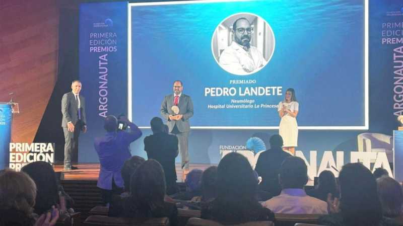 Un medic pneumolog de la Spitalul de La Princesa, premiat pentru munca sa în timpul pandemiei în fruntea IRCU a Spitalului Enfermera Isabel Zendal