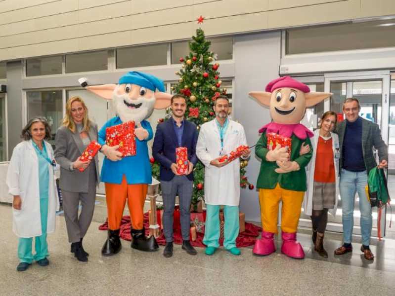 Torrejón – Los Guachis vizitează Spitalul Universitar Torrejón de Ardoz pentru a oferi zâmbete și jucării copiilor internați.