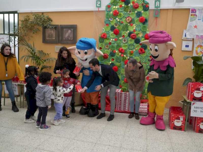 Torrejón – Primarul, Alejandro Navarro Prieto, și familia Guachi vizitează cu cadouri programul gratuit de prânz școlar pentru copiii sub…