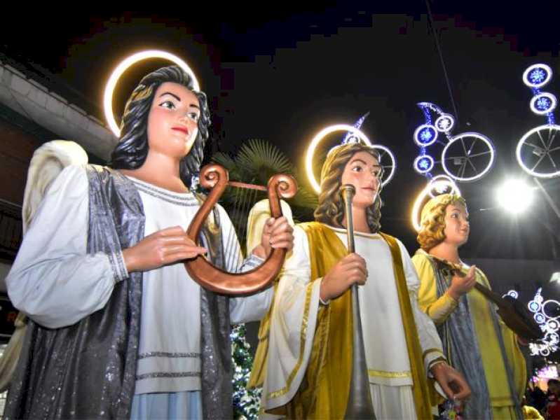 Torrejón – Parada îngerilor uriași de Crăciun pentru a anunța sosirea celor trei magi este sărbătorită astăzi marți, 2, mâine miercuri…