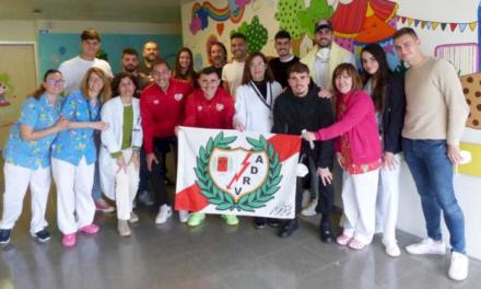 Copiii internați la Spitalul Universitar Infanta Leonor primesc vederea jucătorilor Rayo Vallecano