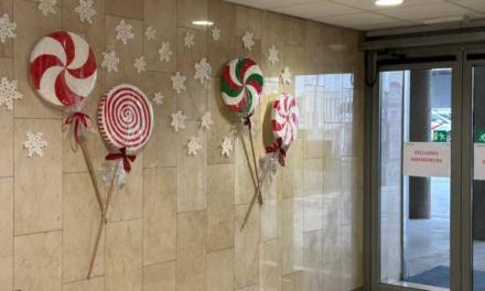 Pacienții și profesioniștii îmbracă Spitalul Universitar din Móstoles de Crăciun