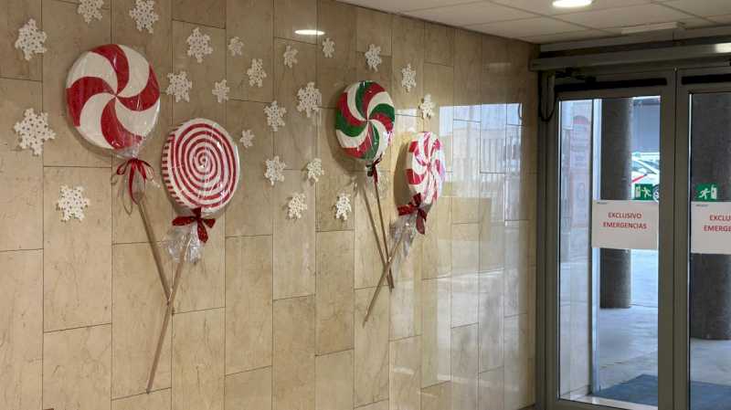 Pacienții și profesioniștii îmbracă Spitalul Universitar din Móstoles de Crăciun