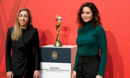 Díaz Ayuso salută trofeele Cupei Mondiale feminine și UEFA Nations League: „Istoria fotbalului mondial a fost scrisă în roșu și galben”