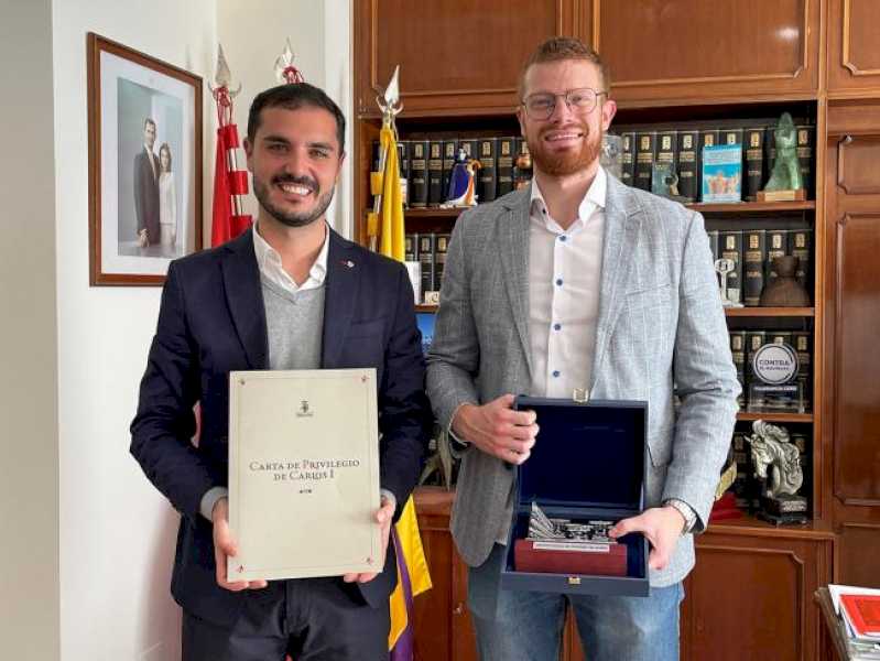 Torrejón – Primarul, Alejandro Navarro Prieto, îl primește pe Torrejonero, Leonel Pekarek, un cercetător care a primit de la Universitatea din A…