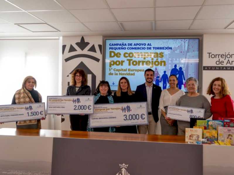 Torrejón – Câștigătorii concursului „Cumpărături în Torrejón, prima capitală europeană a Crăciunului” și-au primit astăzi tichetele cadou