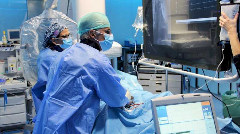 Cardiologii de la Spitalul Clinic San Carlos implantează stimulatoare cardiace fără cablu de ultimă generație