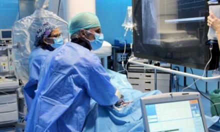 Cardiologii de la Spitalul Clinic San Carlos implantează stimulatoare cardiace fără cablu de ultimă generație