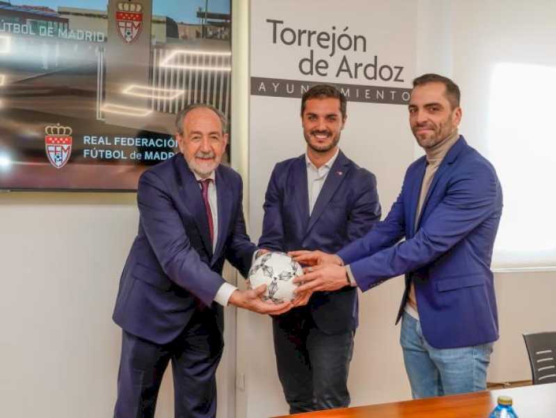 Torrejón – Primarul, Alejandro Navarro Prieto, a reușit să facă din Torrejón de Ardoz noul sediu al fotbalului madrilen găzduind…