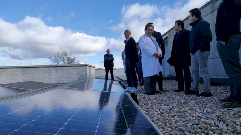Spitalul Severo Ochoa primește o vizită de la primarul din Leganés pentru a afla despre funcționarea panourilor fotovoltaice