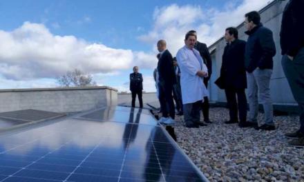 Spitalul Severo Ochoa primește o vizită de la primarul din Leganés pentru a afla despre funcționarea panourilor fotovoltaice