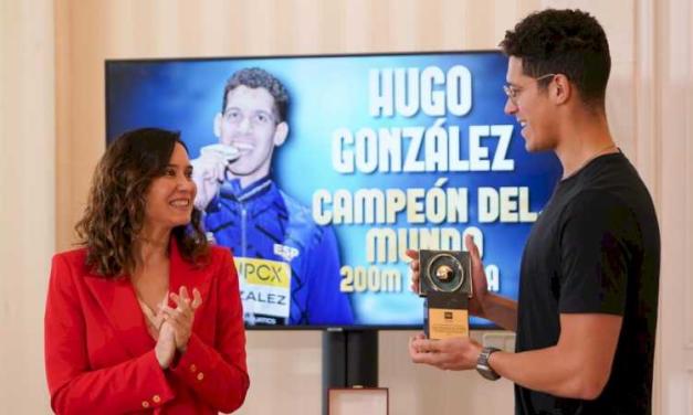 Díaz Ayuso îl felicită pe înotătorul Hugo González pentru campionatul său mondial și îi subliniază „exemplul de umilință, talent, disciplină și sacrificiu”
