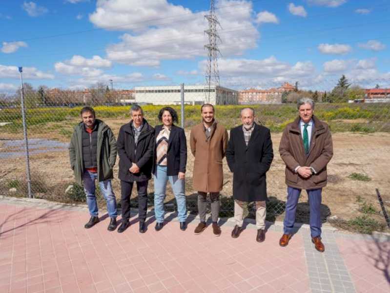 Torrejón – Primarul, Alejandro Navarro Prieto, și președintele Federației Regale de Fotbal din Madrid, Francisco Díez, vizitează terenul…