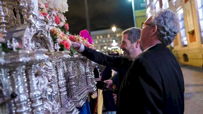 Comunitatea Madrid primește procesiunea lui Nuestro Padre Jesús de la Salud și Maria Santísima de las Angustias în timp ce trece prin Puerta del Sol