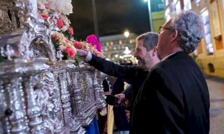 Comunitatea Madrid primește procesiunea lui Nuestro Padre Jesús de la Salud și Maria Santísima de las Angustias în timp ce trece prin Puerta del Sol