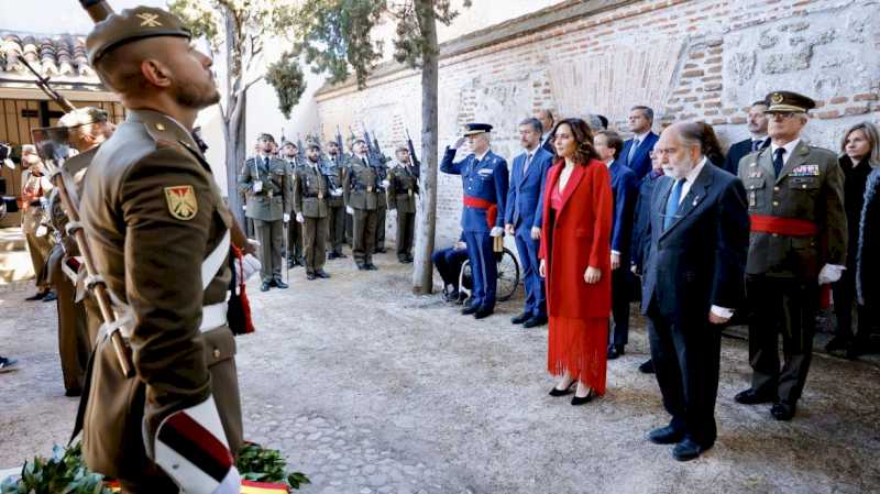 Díaz Ayuso prezidează ofranda florală către Eroii din 2 mai la cimitirul din Florida