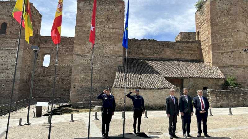 Comunitatea Madrid comemorează Ziua Europei cu un act de ridicare a drapelului european în Buitrago del Lozoya