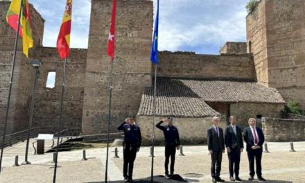 Comunitatea Madrid comemorează Ziua Europei cu un act de ridicare a drapelului european în Buitrago del Lozoya