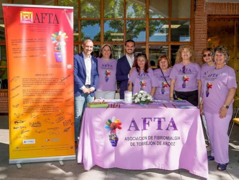 Torrejón – Torrejón de Ardoz se alătură sărbătoririi Zilei Mondiale a Fibromialgiei prin iluminarea fațadei Primăriei în mov și…
