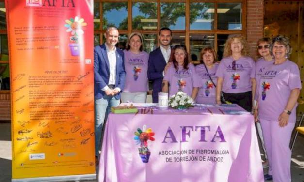 Torrejón – Torrejón de Ardoz se alătură sărbătoririi Zilei Mondiale a Fibromialgiei prin iluminarea fațadei Primăriei în mov și…