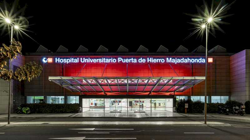 Spitalul Puerta de Hierro, iluminat în roșu cu ocazia lunii insuficienței cardiace