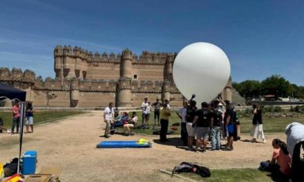 O sută de elevi de la școlile publice din Comunitatea Madrid lansează un balon sondă pentru a studia stratosfera