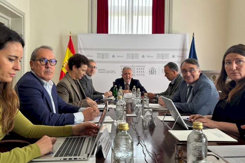 El ministro Torres preside una sesión informativa con los delegados y delegadas del Gobierno
