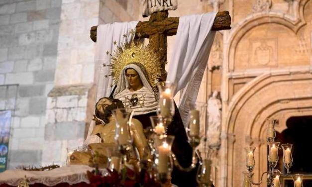 Alcalá – La lluvia marca la Procesión del Cristo de los Desamparados y María de las Angustias