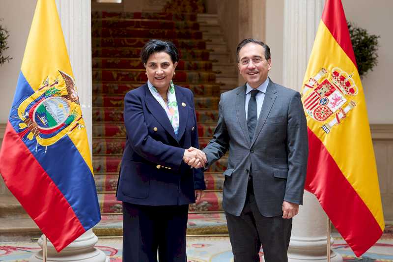 Albares se reúne con su homóloga de Ecuador durante la visita del presidente a España