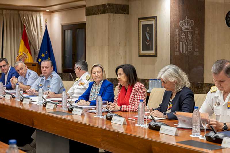 Margarita Robles reitera el compromiso con la industria del sector de defensa
